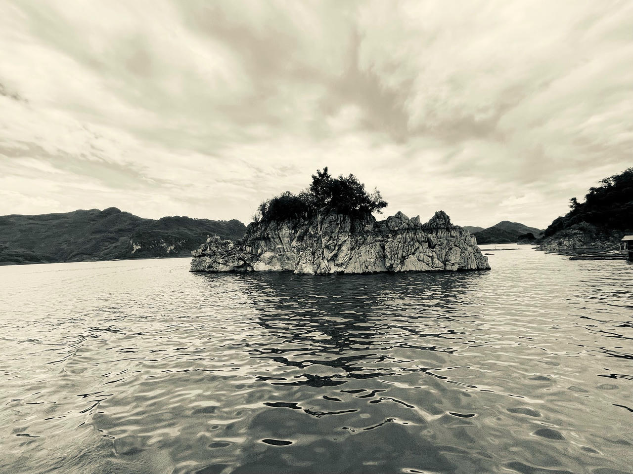 Còn nhà văn tài hoa Nguyễn Tuân thì mô tả: "Tiếng nước thác nghe như là oán trách gì, rồi lại như là van xin, rồi lại như là khiêu khích, giọng gằn mà chế nhạo. Thế rồi nó rống lên như tiếng một ngàn con trâu mộng đang lồng lộn giữa rừng vầu rừng tre nứa nổ lửa, đang phá tuông rừng lửa, rừng lửa cùng gầm thét với đàn trâu da cháy bùng bùng. Tới cái thác rồi. Ngoặt khúc sông lượn, thấy sóng bọt đã trắng xóa cả một chân trời đá. Đá ở đây từ ngàn năm vẫn mai phục hết trong lòng sông..."