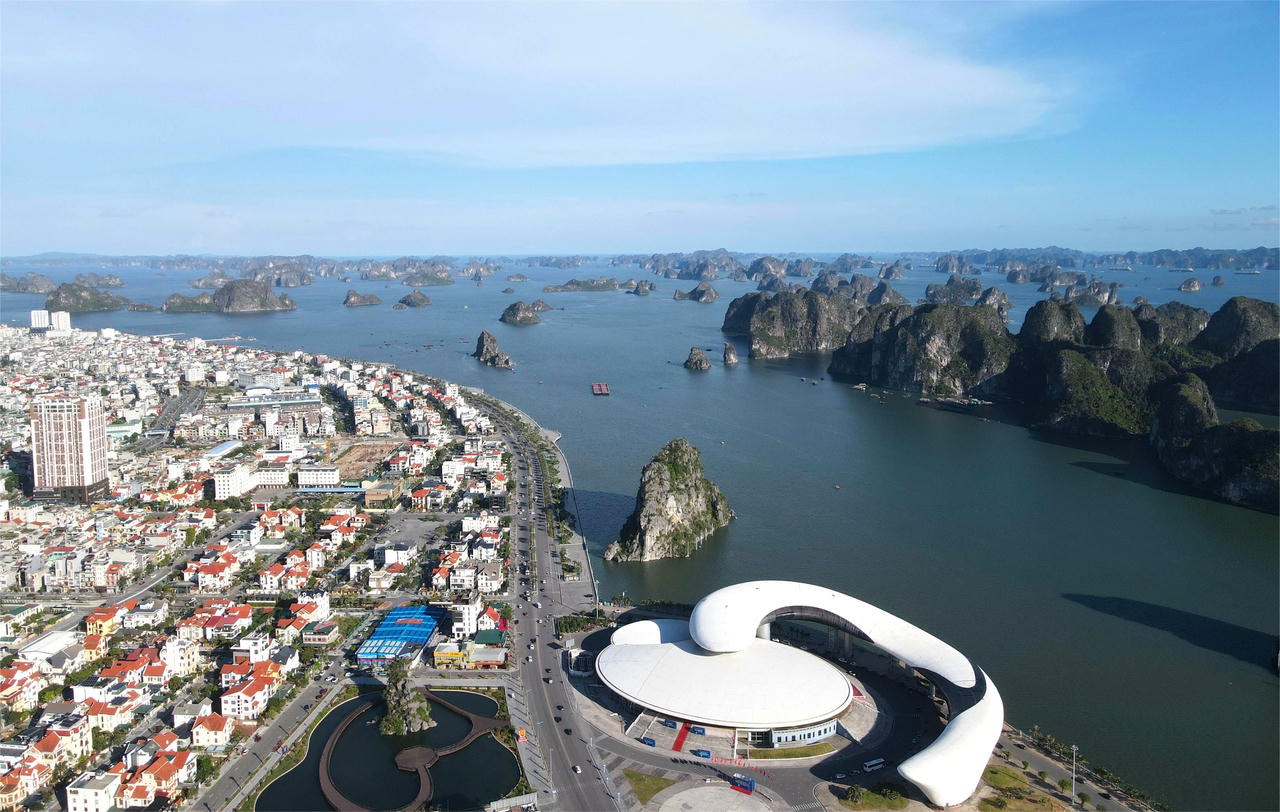 Phát triển đột phá các ngành kinh tế biển, hình thành cụm kinh tế biển đa ngành. 