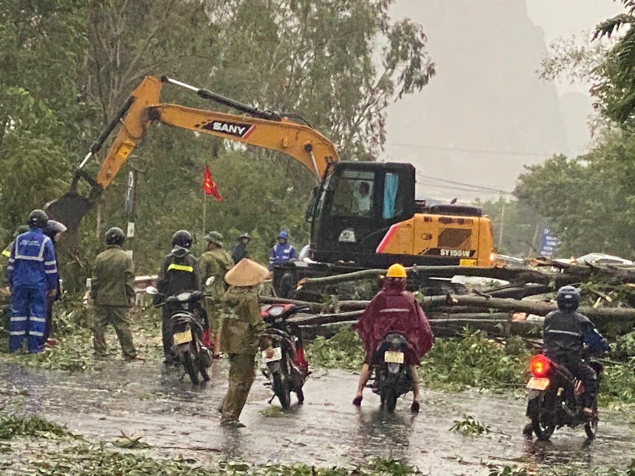 Lực lượng chức năng xã Tân Gianh dọn dẹp cây đổ trên tuyến quốc lộ 12A.