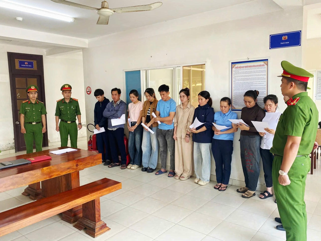 Các đối tượng tại cơ quan công an.