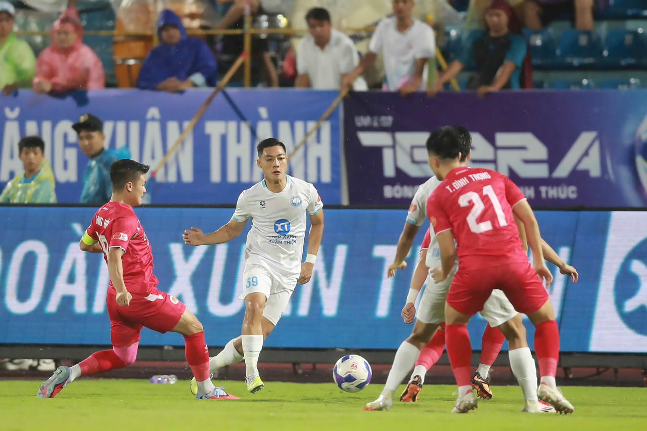  Nhà đương kim vô địch hụt hơi sau 5 vòng đấu