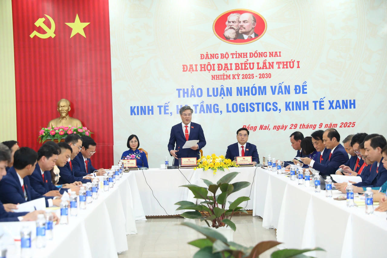 Bí thư Đảng ủy, Chủ tịch HĐND xã Long Thành Dương Minh Dũng phát biểu kết luận tại Tổ thảo luận số 2