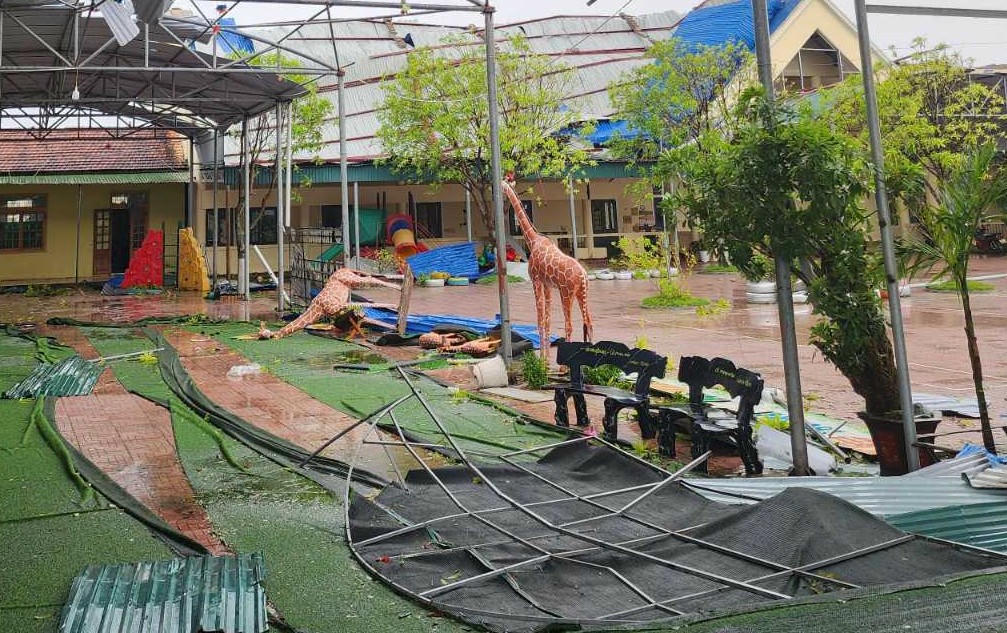 Không chỉ nhà ở, các công trình, trường học trên địa bàn cũng thiệt hại do bão gây ra.