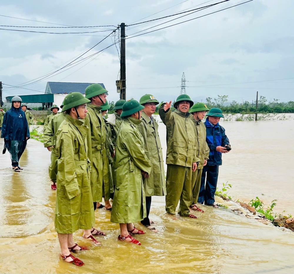 Sáng 29/9, Lãnh đạo tỉnh Hà Tĩnh đã trực tiếp có mặt tại xã Hương Sơn để kiểm tra tình hình và chỉ đạo công tác ứng phó, khắc phục hậu quả bão số 10. Đặc biệt, sau bão các xã miền núi như Hương Sơn, Vũ Quang, Hương Khê mưa lớn có nguy cơ ngập lũ và sạt lở đất.
