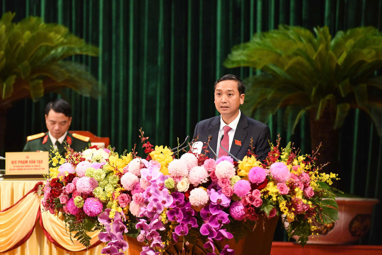 Chủ tịch HĐND tỉnh Nguyễn Việt Oanh trình bày nội quy Đại hội.