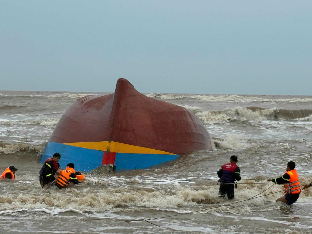 Sau khi nhận
tin báo, BĐBP Quảng Trị đã chỉ đạo lực lượng tìm kiếm các nạn nhân mất tích
ngay trong đêm.