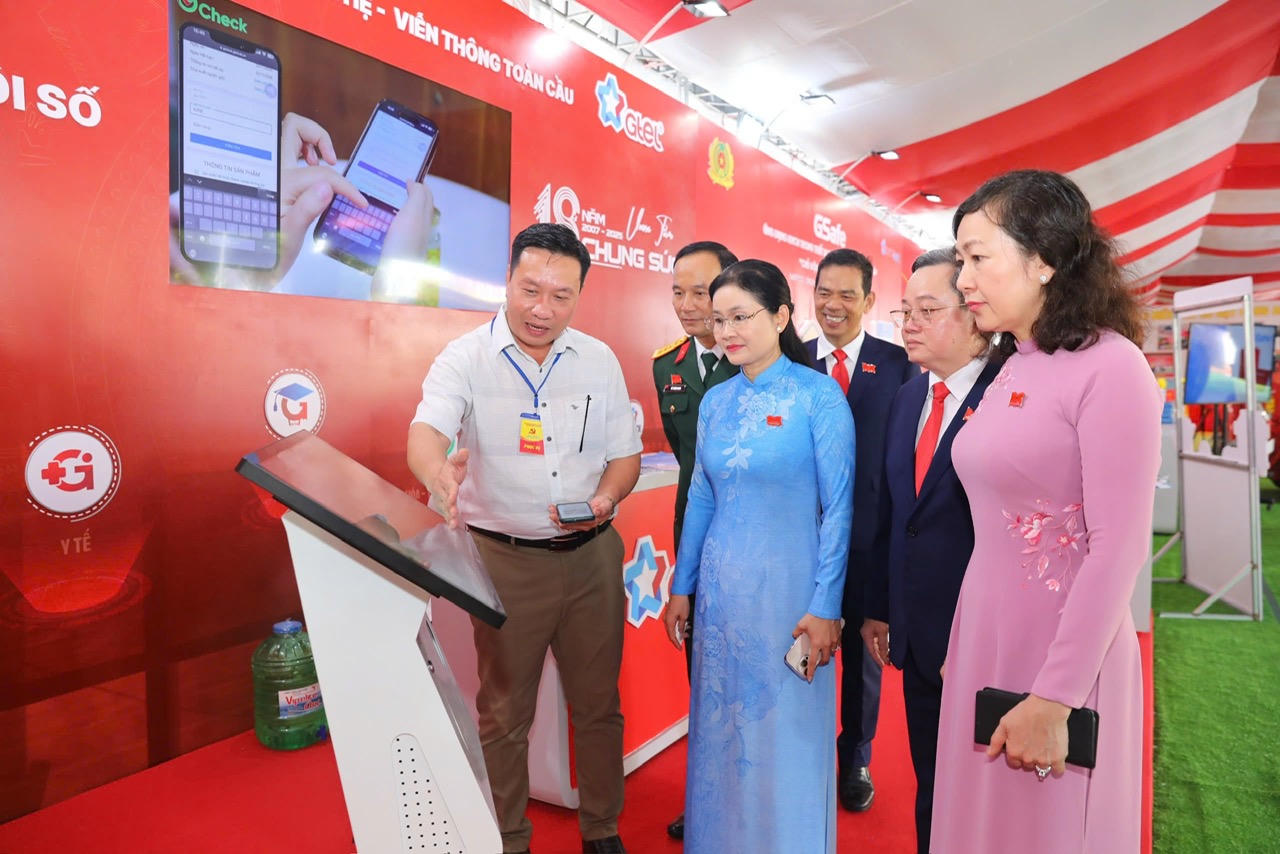 Lãnh đạo tỉnh Đồng Nai tham quan gian hàng số của một tập đoàn viễn thông.