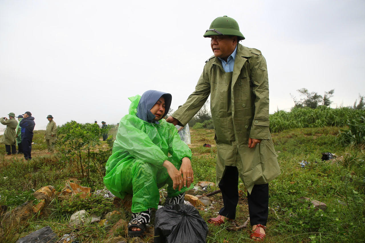 Ông Trần Phong - Chủ tịch UBND tỉnh
Quảng Trị động viên bà Bé.