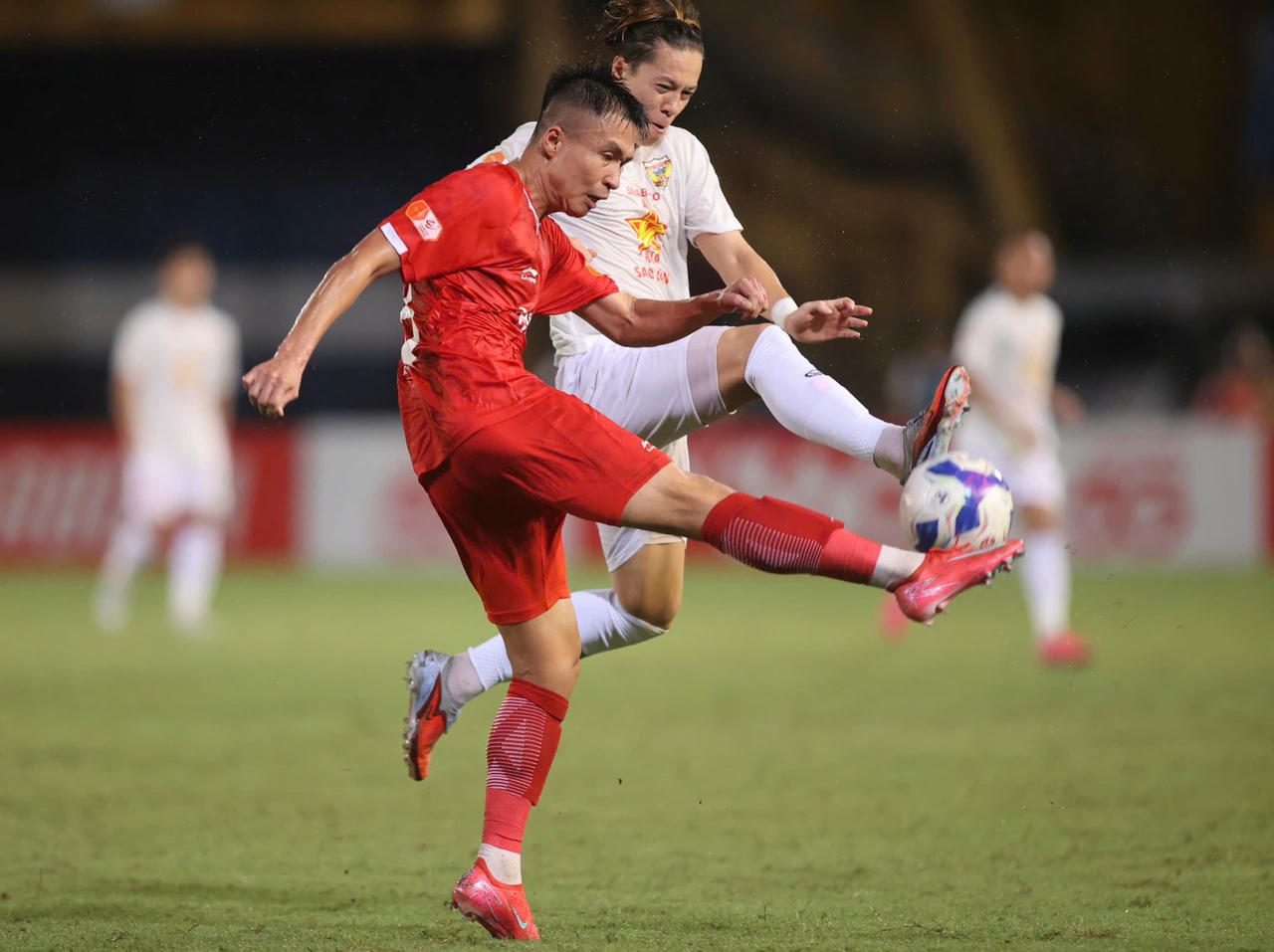  Nhà đương kim vô địch hụt hơi sau 5 vòng đấu