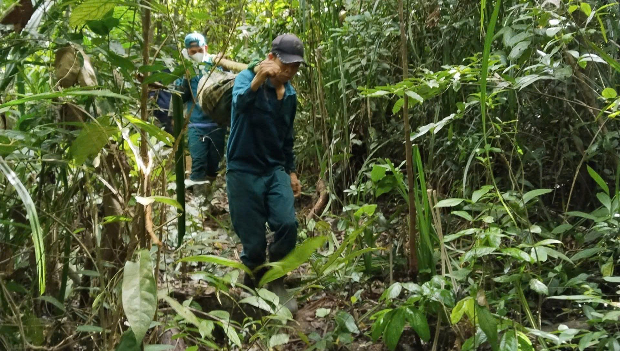 Thi thể ông Thoại được đưa ra ngoài, bàn giao cho gia đình an táng. 