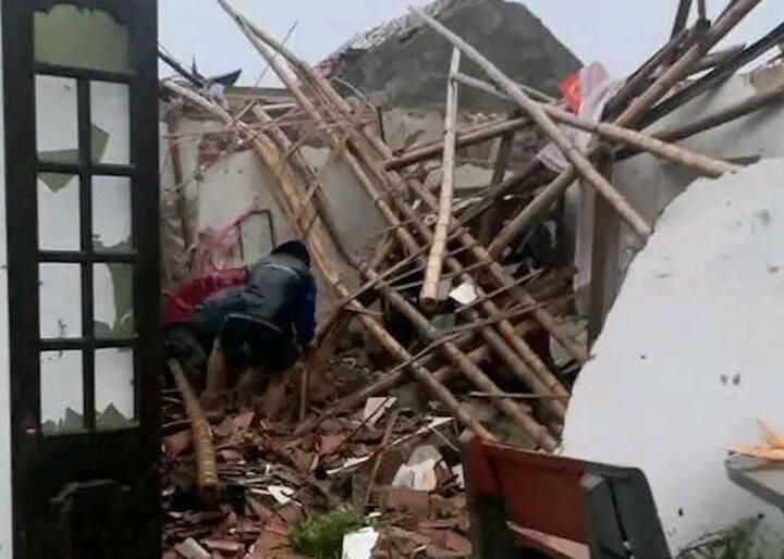 Một ngôi nhà đổ sập sau trận lốc ở khu vực Nam Định cũ.