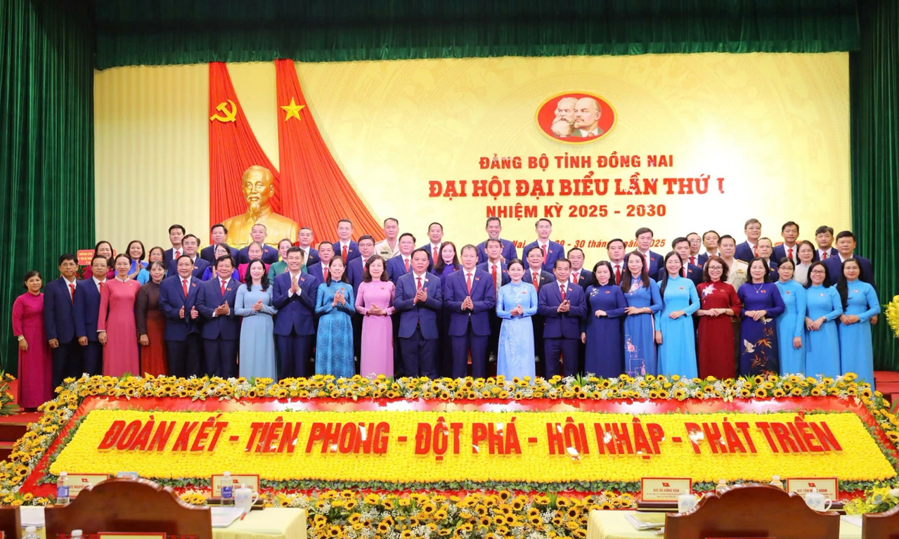 Các đại biểu chụp ảnh lưu niệm trước khi bước vào thảo luận tổ.