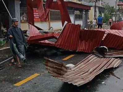 Nhiều nhà bị tốc mái tôn bay xa hàng trăm mét.