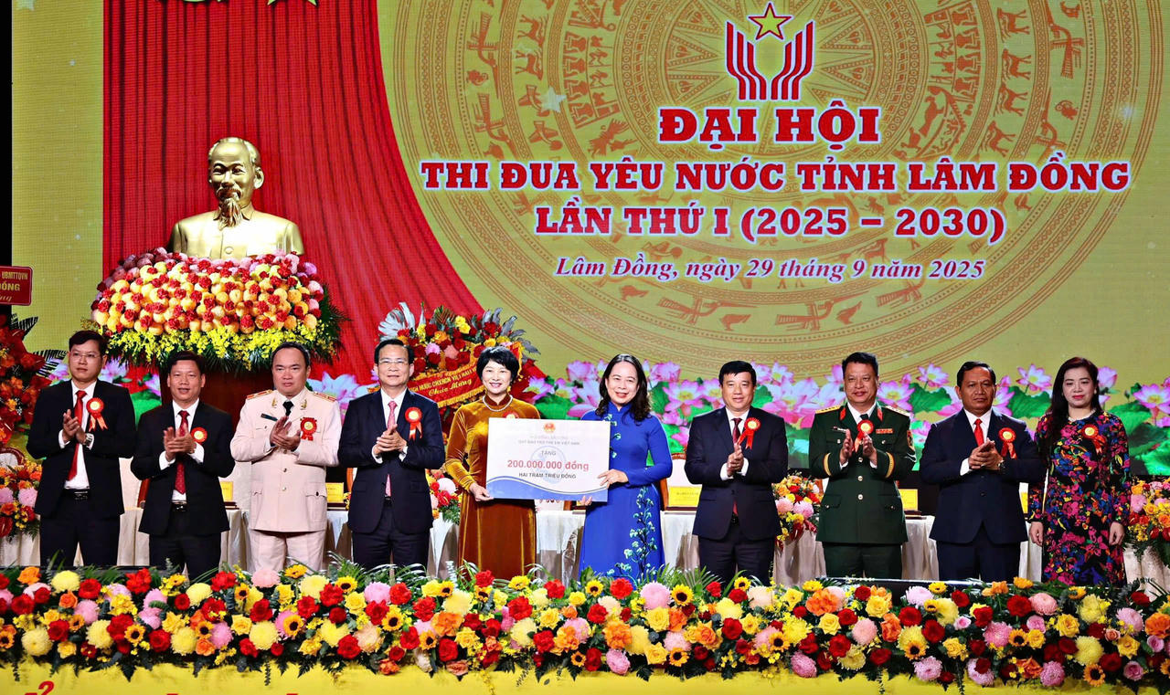 Phó Chủ tịch nước Võ Thị Ánh Xuân tặng 200 triệu đồng cho học sinh nghèo có hoàn cảnh khó khăn.