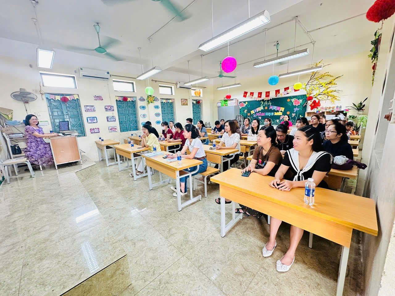 Hình ảnh buổi họp phụ huynh đầu năm tại trường Tiểu học Yên Sở với sự hồ hởi, niềm vui từ phía các bậc Phụ huynh học sinh.