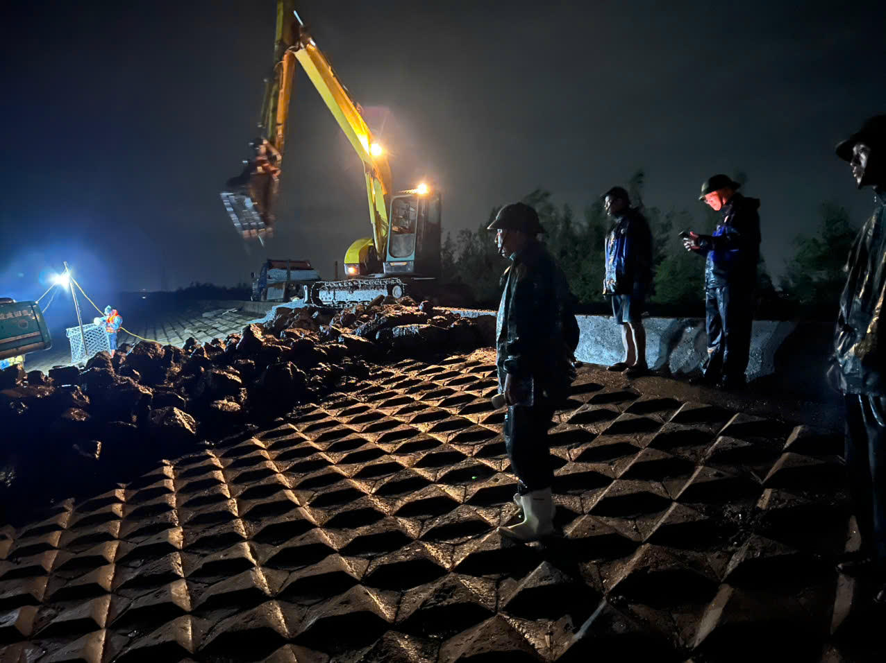 Ninh Bình: Phó Thủ tướng Trần Hồng Hà trực tiếp kiểm tra sự cố sạt lở, sập mái kè biển Hải Thịnh

