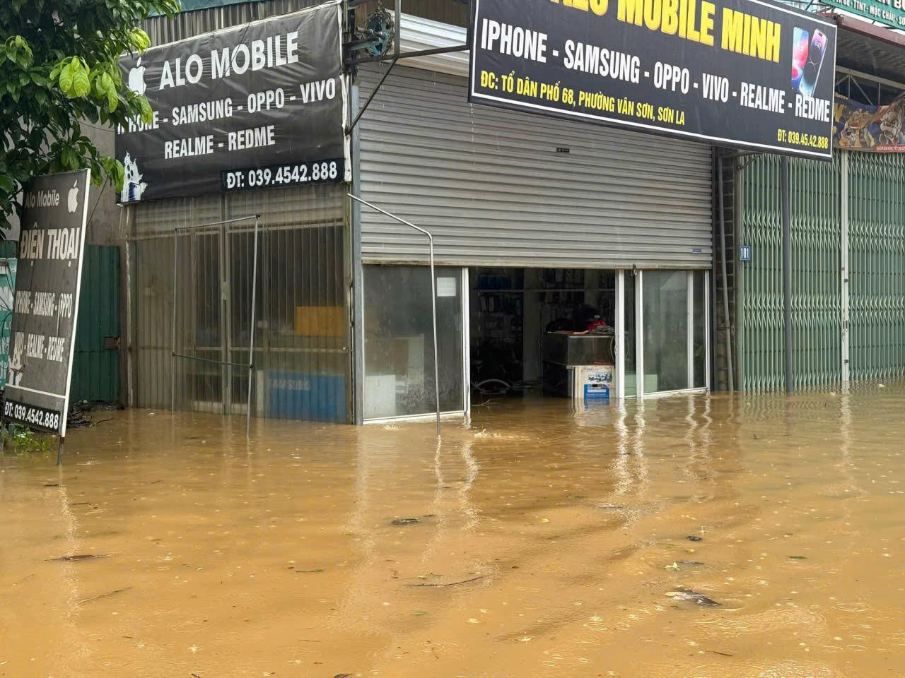 Mưa lớn làm nước lũ dâng cao làm ngập nhà ở của người dân (Ảnh: CTV).