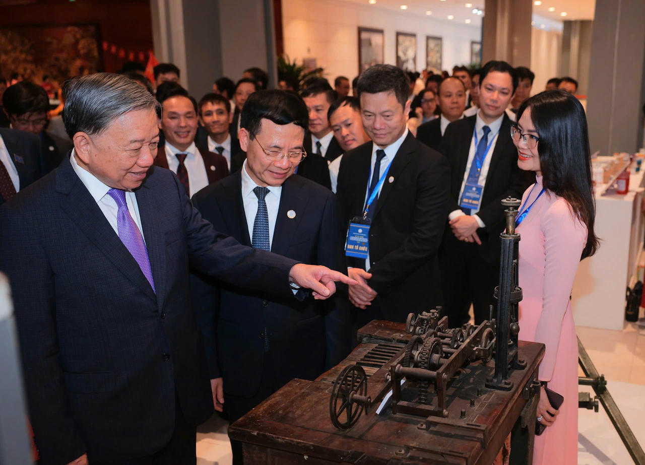 Tổng Bí thư Tô Lâm và các đại biểu tham quan triển lãm tại khu vực tổ chức Lễ kỷ niệm. (Ảnh: MST)