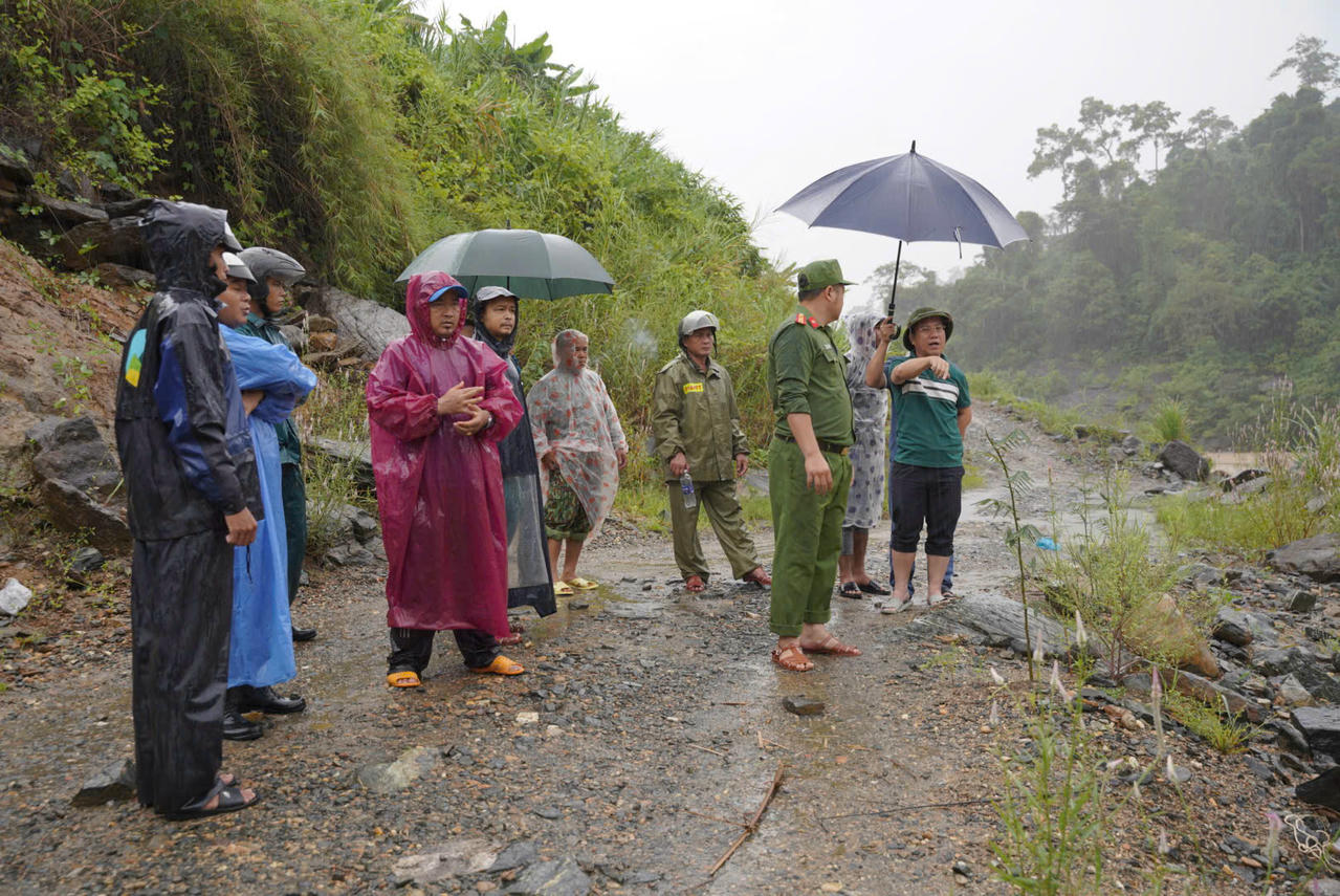 Chính quyền xã Khâm Đức tổ chức tìm kiếm anh Lường Văn Khánh. 