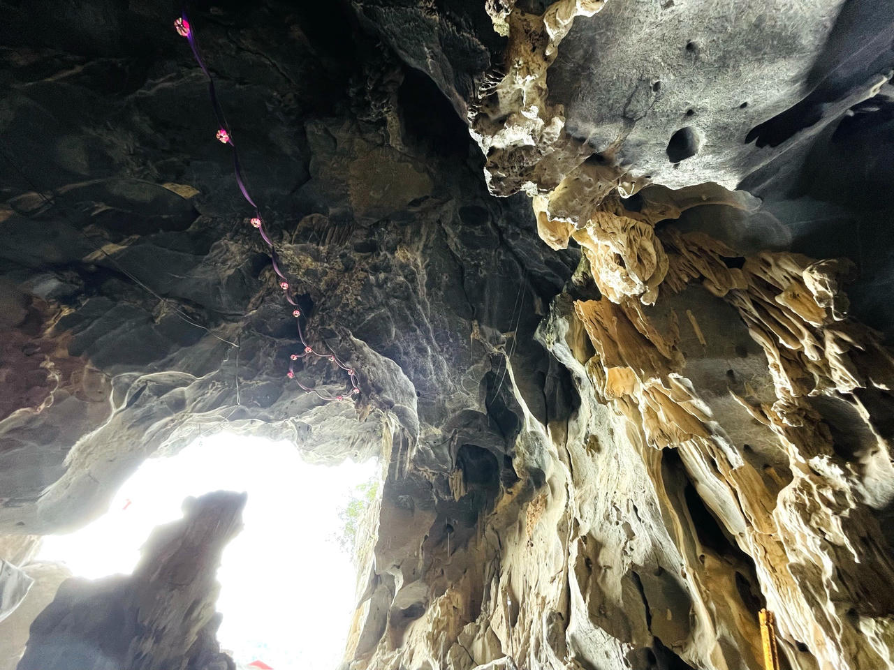  Lớp thạch nhũ và nhũ đá hình thù kỳ thú từ dưới nền động mọc lên, từ trên trần động rủ xuống. Có chỗ trông như những chùm đèn rực rỡ, chỗ như một rừng hoa đầy sắc màu...