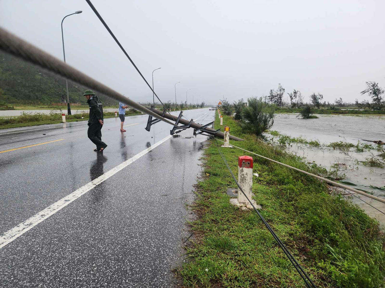 Đặc biệt, trên tuyến đường ven biển Lộc Hà, nhiều cột điện lớn gãy đổ chắn ngang lòng đường.