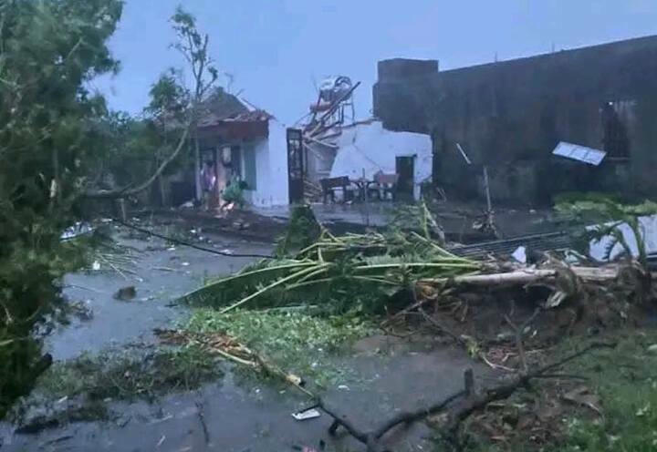 Cây cối, nhà cửa bị đổ sập sau cơn giông lốc.