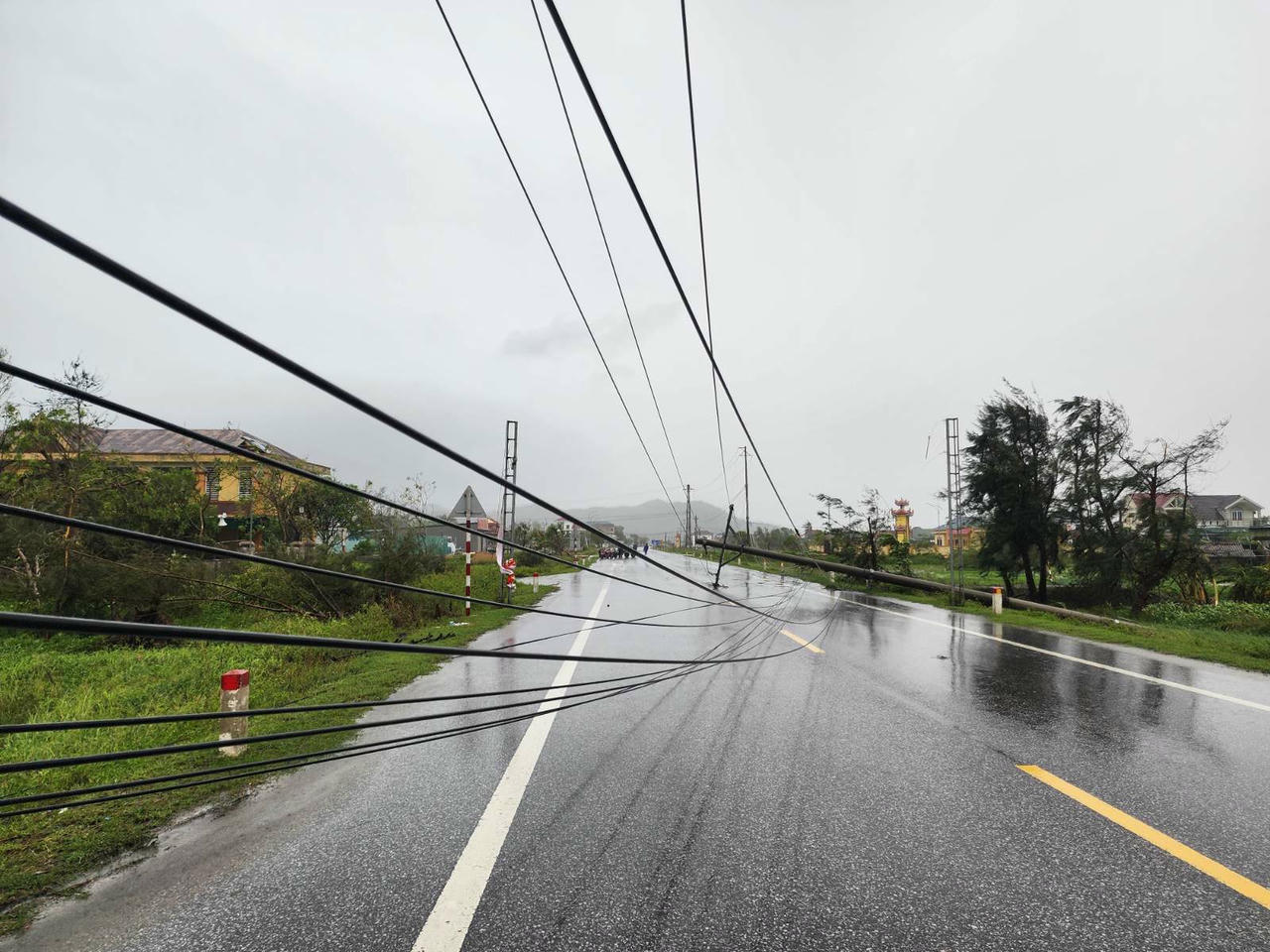 Hạ tầng điện bị bão quật gãy đổ ngỗn ngang khiến nhiều địa phương ở Hà Tĩnh mất điện.