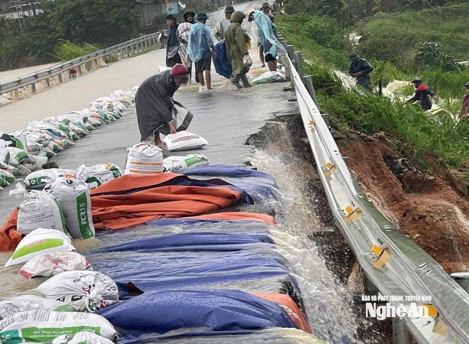 Tuyến quốc lộ 48 bị sạt lở nghiêm trọng (ảnh Báo Nghệ An)