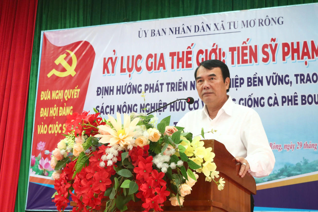 Tiến Sỹ Phạm S chia sẻ kiến thức và định hướng phát triển mô hình sản xuất nông nghiệp bền vững cho hàng trăm người dân địa phương.