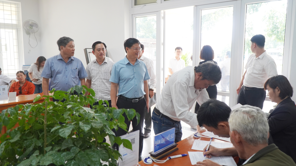 Phó Chủ tịch Thường trực UBND thành phố Huế Nguyễn Thanh Bình kiểm tra hoạt động tại Trung tâm Phục vụ hành chính công xã Chân Mây – Lăng Cô.