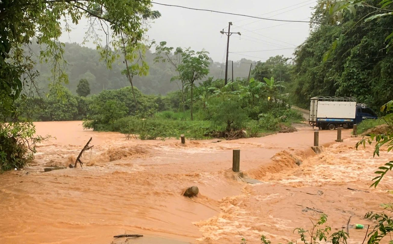 Mưa lũ khiên mực nước ở các suối dâng cao, chảy xiết (Ảnh: CTV).
