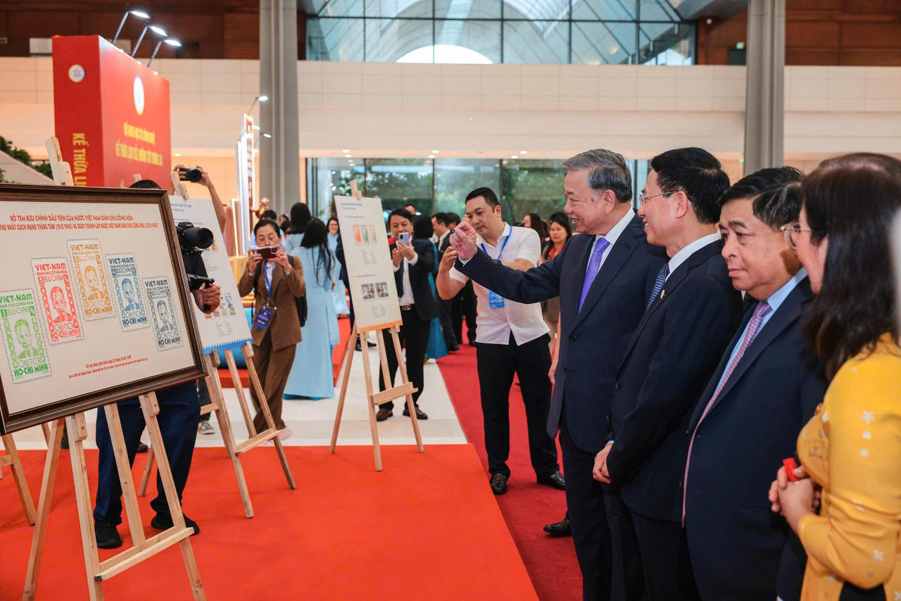 Tổng Bí thư Tô Lâm và các đại biểu tham quan triển lãm (Ảnh: MST)