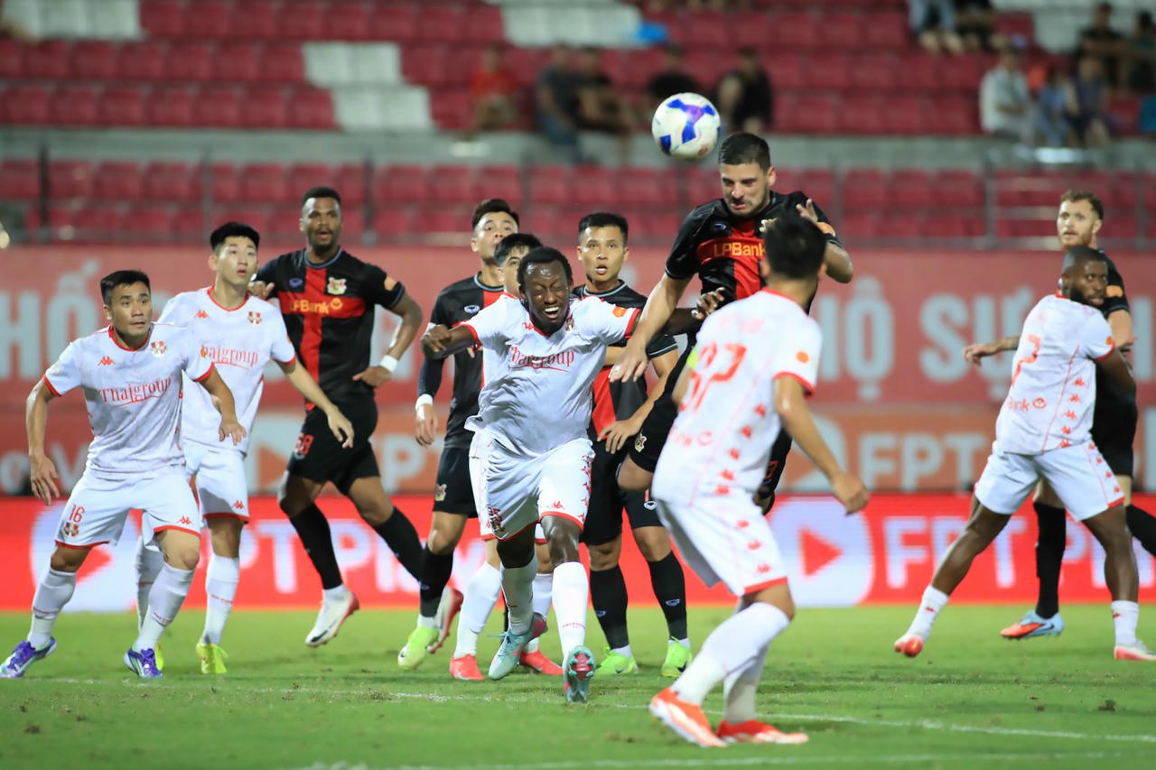  Nhà đương kim vô địch hụt hơi sau 5 vòng đấu