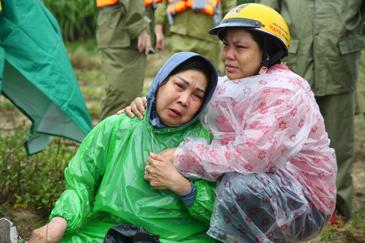 Bà Bé (áo xanh) khóc nghẹn.