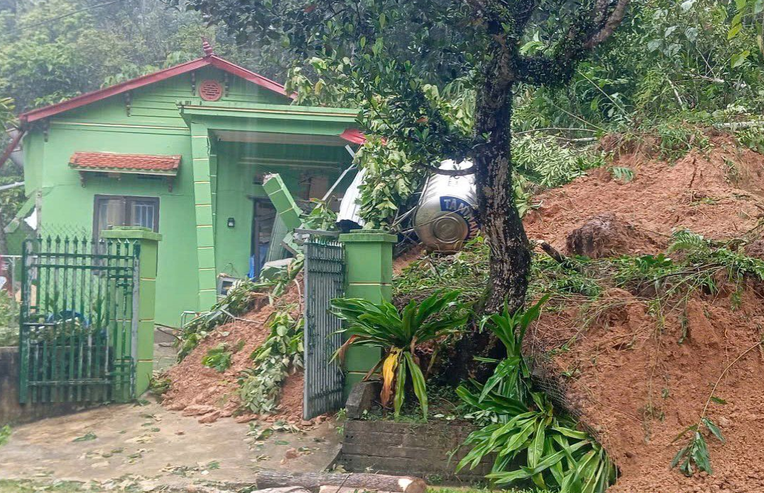 Mưa lũ gây ra sạt lở đất làm thiệt hại về nhà ở và tài sản của nhân dân.