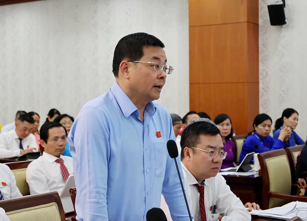 Tham gia thảo luận, đóng góp ý kiến với tinh thần trách nhiệm. 