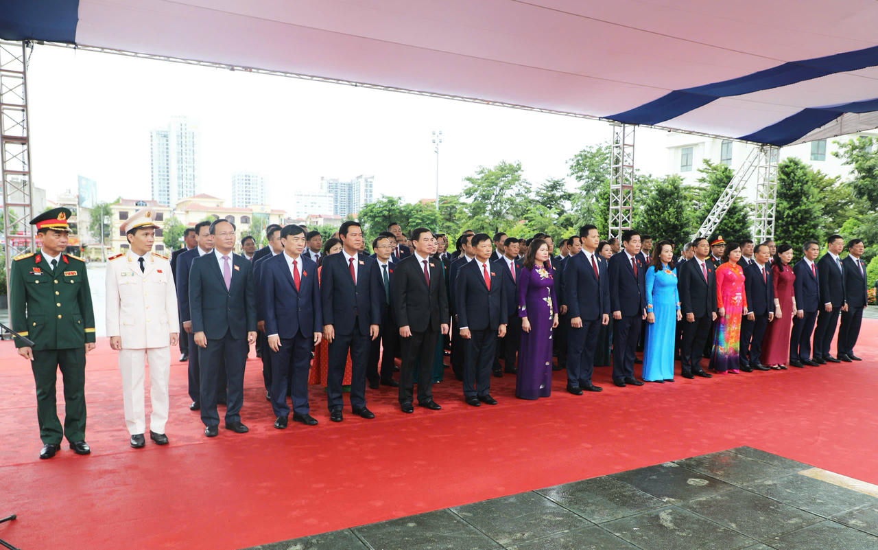 Các đại biểu dâng hương tại Đài tưởng niệm các Anh hùng liệt sĩ.