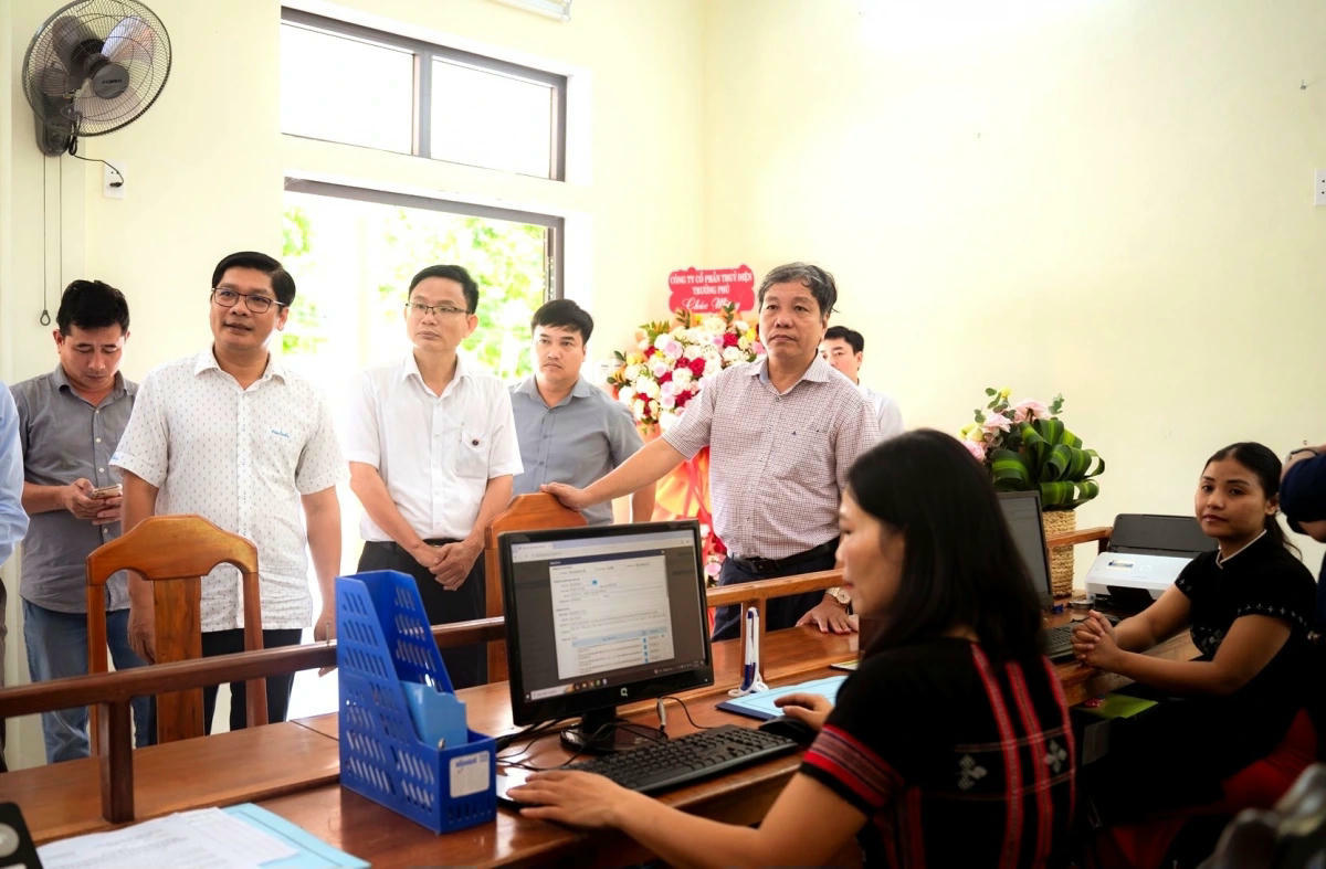 Ông Nguyễn Chí Tài (thứ 2 bên trái), Phó Chủ tịch UBND thành phố Huế kiểm tra Trung tâm phục vụ hành chính công tại xã miền núi A Lưới 1.