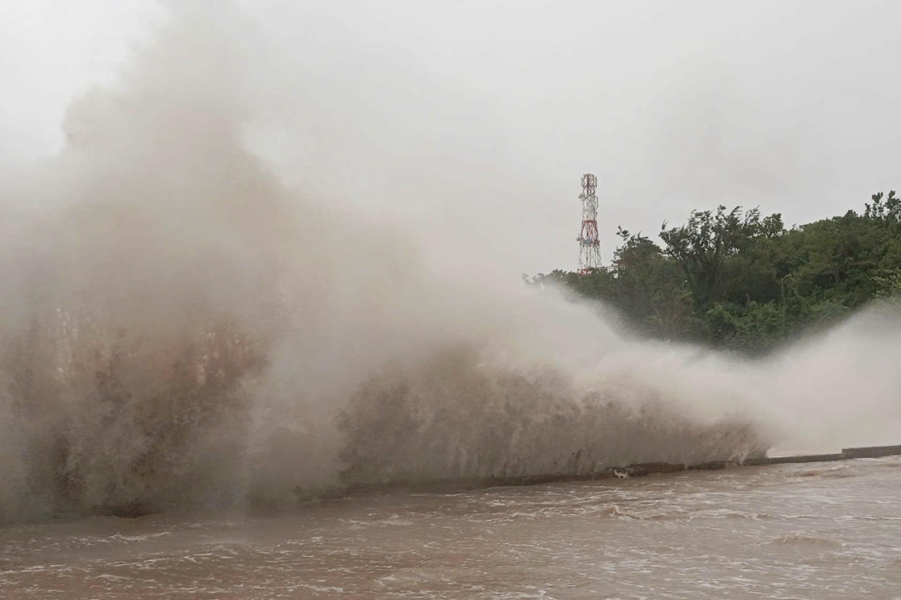 Sóng lớn tại biển Đồ Sơn.