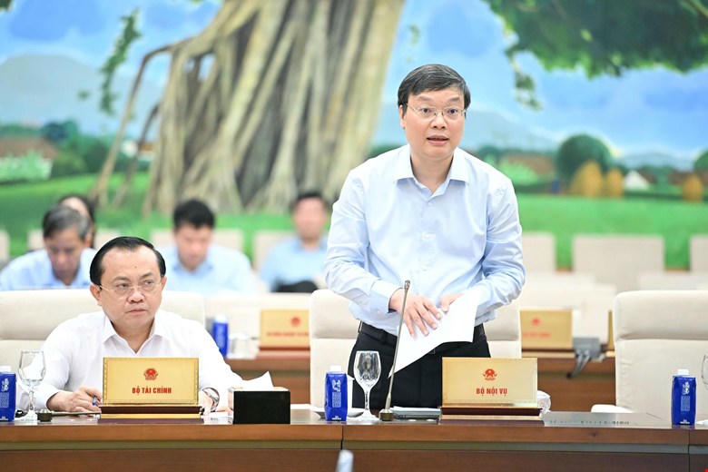 Thứ trưởng Bộ Nội vụ Trương Hải Long trình bày tờ trình tại phiên họp.