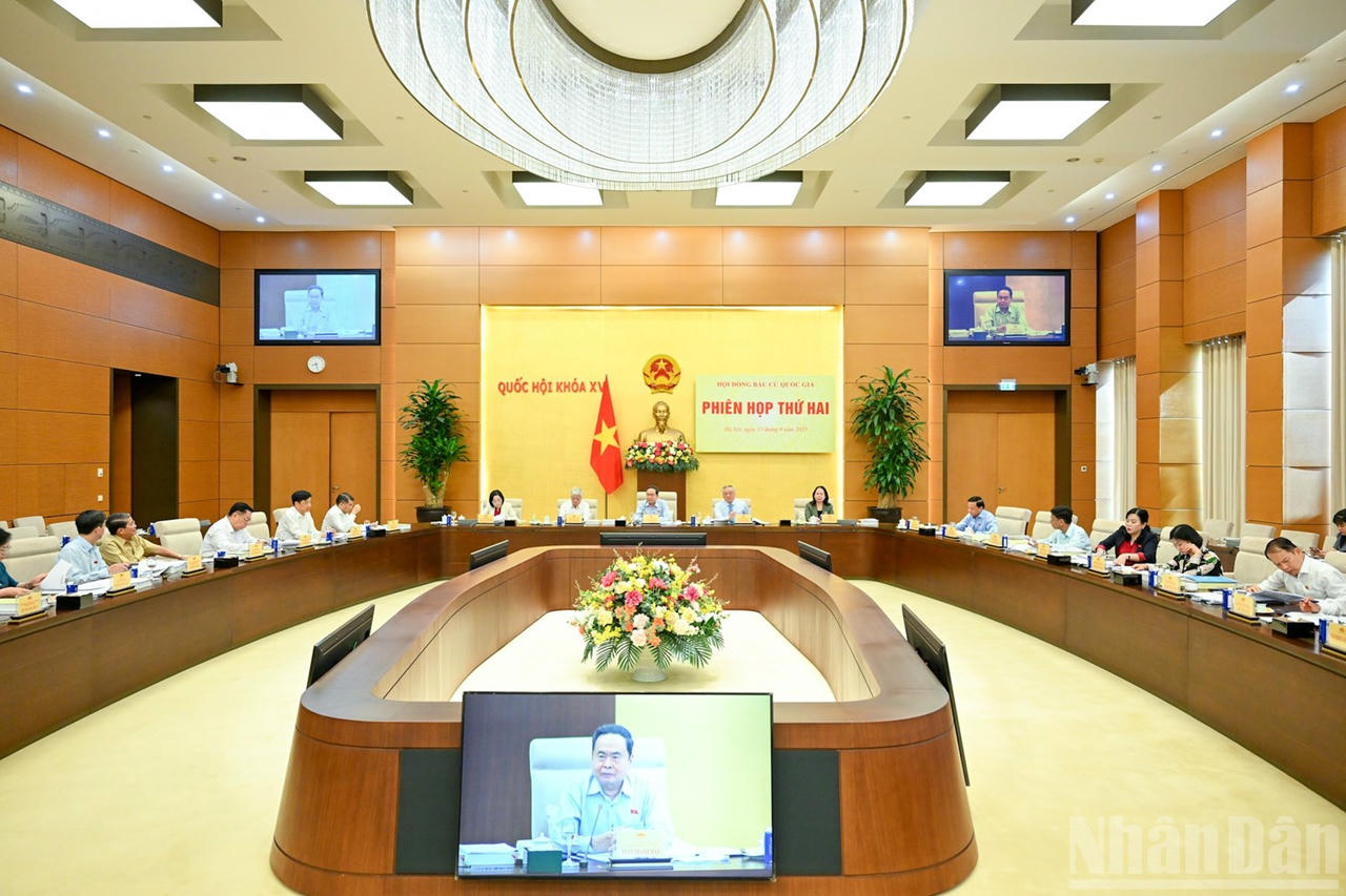 Hội đồng Bầu cử quốc gia tiến hành phiên họp thứ hai dưới sự chủ trì của Ủy viên Bộ Chính trị, Chủ tịch Quốc hội Trần Thanh Mẫn, Chủ tịch Hội đồng Bầu cử quốc gia. Ảnh: Báo Nhân dân