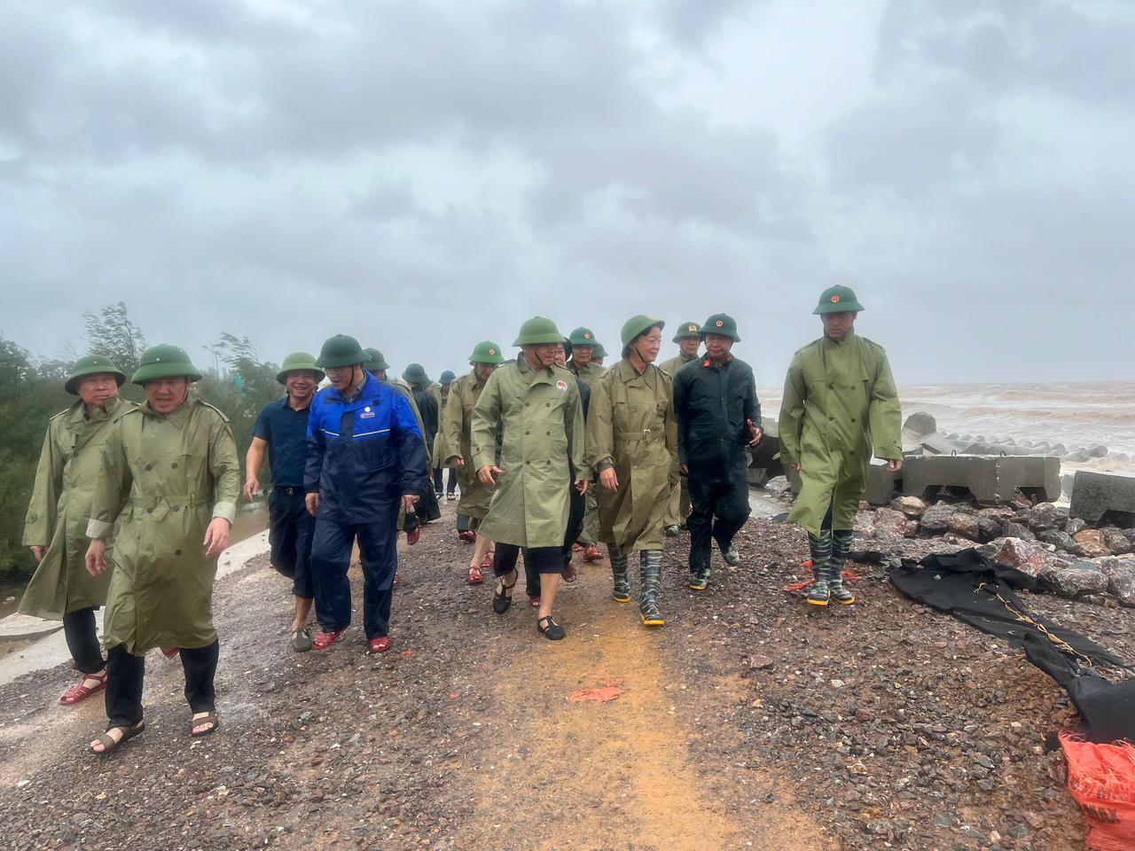 Phó Thủ tướng Trần Hồng Hà và lãnh đạo tỉnh Ninh Binh trực tiếp kiểm tra tình trạng sạt lở.