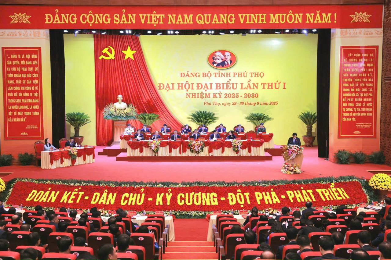 Quang cảnh phiên trù bị Đại hội đại biểu Đảng bộ tỉnh Phú Thọ lần thứ I.