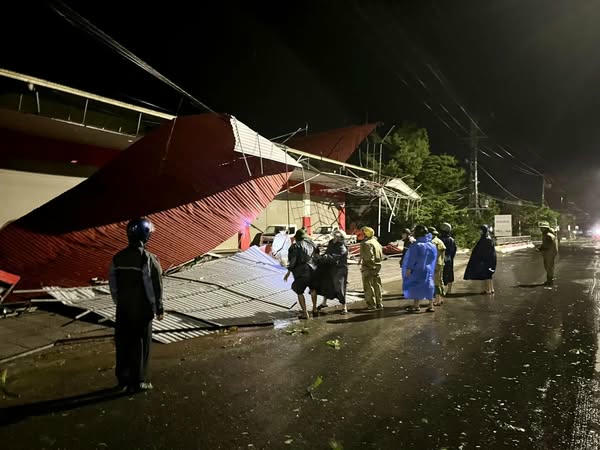 Lực lượng chức năng phường Bắc
Gianh sau bão, đảm bao an toàn cho phương tiện lưu thông.