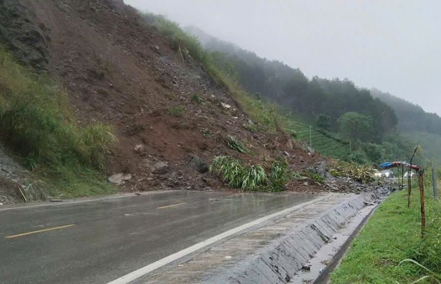 Một số tuyến đường bị sạt lở gây ách tắc giao thông cục bộ (Ảnh: CTV).