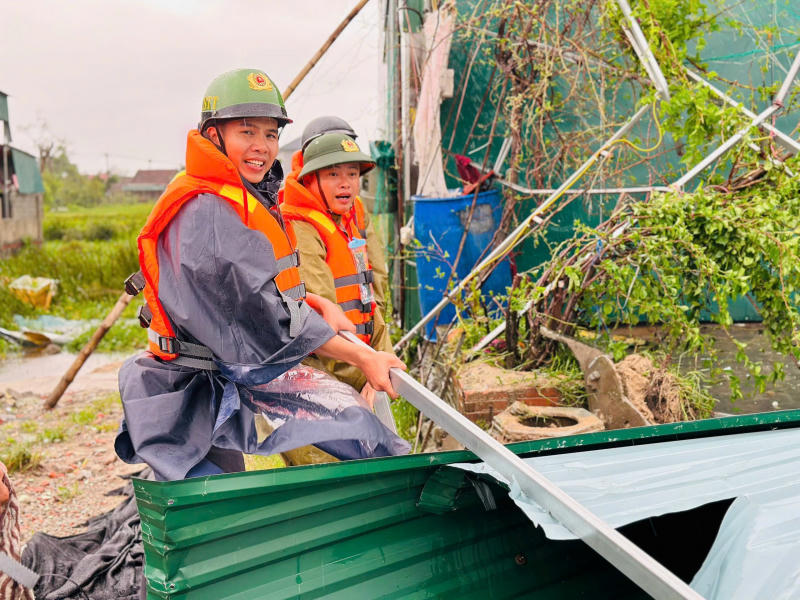 Hiện chính quyền các địa phương và lực lượng vũ trang như quân đội, công an cùng bà con nhân dân dầm mình trong mưa gió, dọn dẹp từng mái tôn bị tốc, từng đoạn đường ngập úng.
