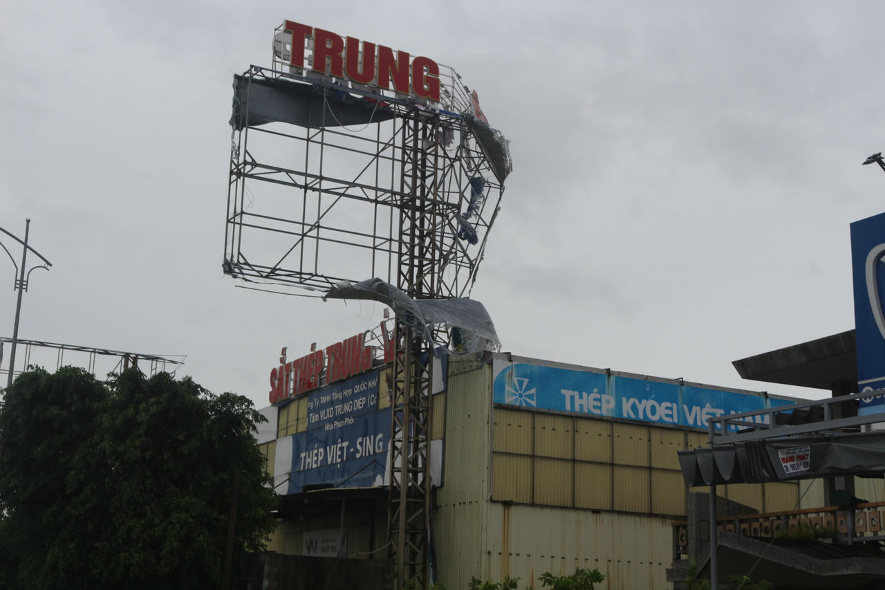 Biển quảng cáo tan hoang sau bão.