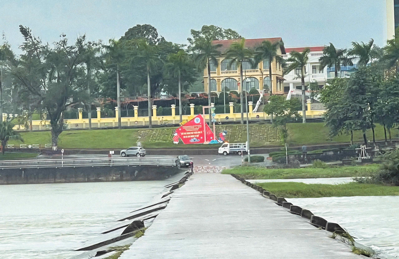 Để đảm bảo an toàn cho người dân và phương tiện, UBND xã Tiên Yên đã thông báo tạm ngừng lưu thông qua cầu tràn và hạn chế di chuyển qua cầu treo khu vực Phong Dụ.