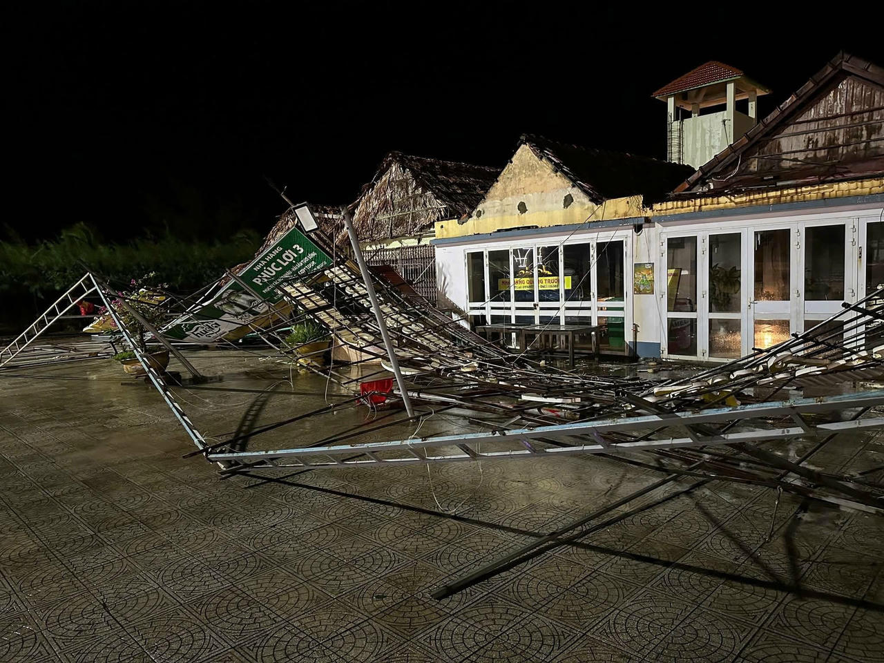 Bảng hiệu bị đổ sập.