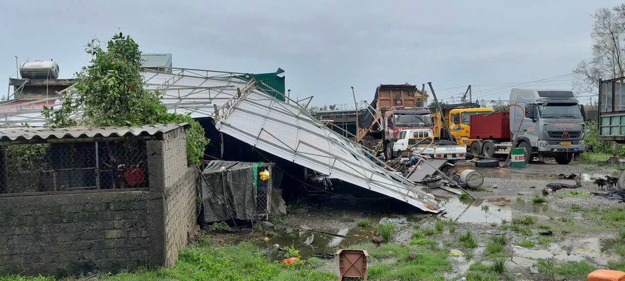 Mái tôn bị bão cuốn phăng.